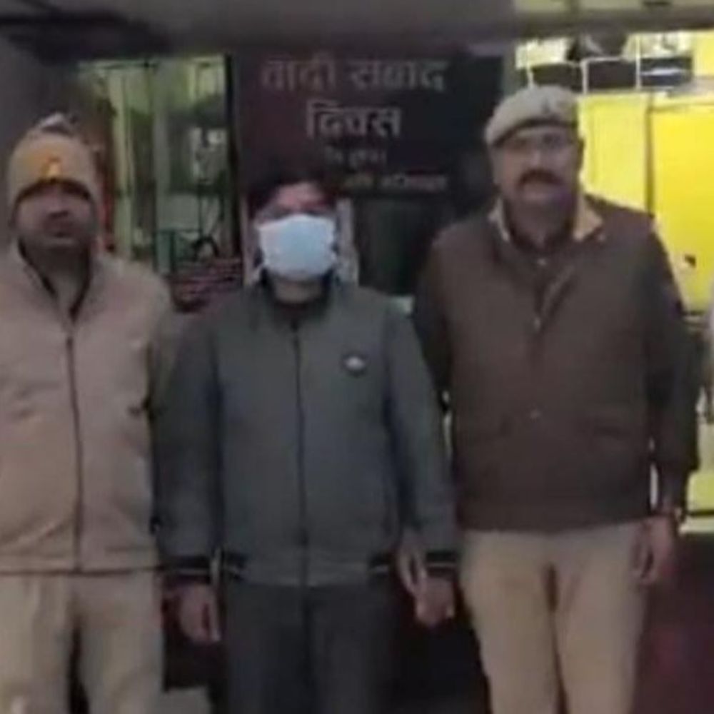 22 फर्जी पासपोर्ट में दिल्ली से बाबू अरेस्ट:गाजियाबाबाद में SO समेत 10 पुलिसकर्मियों पर गिर चुकी है गाज