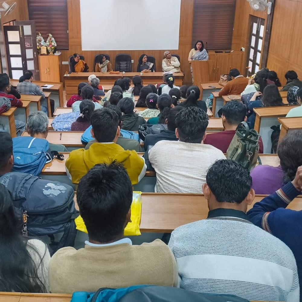 मेरठ कॉलेज में हिन्दी भाषा की वर्तमान स्थिति पर व्याख्यान:अंतरराष्ट्रीय साहित्यकार शिखा वार्ष्णेय ने कहा हिन्दी केवल भाषा नहीं, सांस्कृतिक चेतना की पहचान