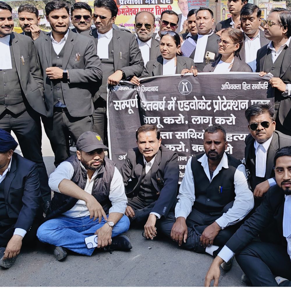 वकील की हत्या के विरोध में पीएम को ज्ञापन भेजा:प्रयागराज में वकीलों ने विरोध प्रदर्शन किया, सुरक्षा में मांग पत्र जारी किया