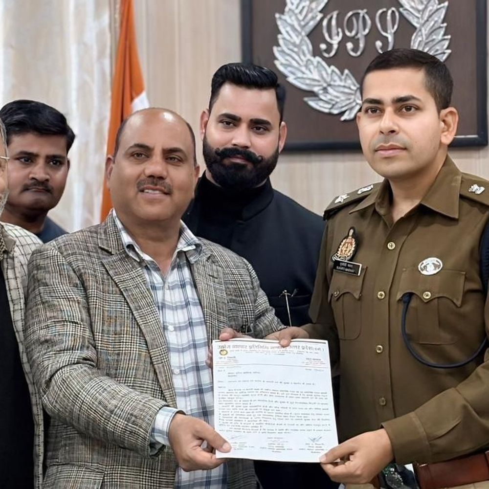 पीलीभीत एसपी सुकीर्ति माधव से मिला व्यापार मंडल:सुरक्षा, यातायात सुधार पर हुई सकारात्मक चर्चा, SP बोले- व्यापारी सुरक्षा सेल सक्रिय होगा