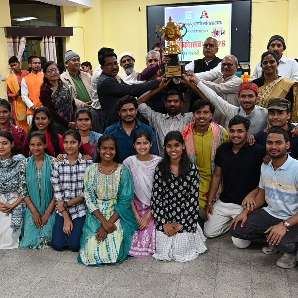 लखनऊ में केन्द्रीय संस्कृत विश्वविद्यालय का वार्षिकोत्सव मनाया:नम्रता पाठक ने छात्रों को मोटिवेट किया, बोलीं- राष्ट्र सेवक बनें