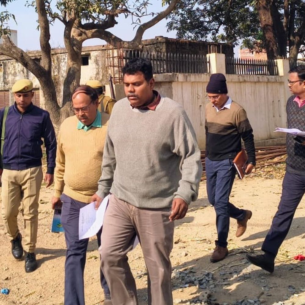 सीतापुर में डीएम ने निर्माण कार्यों का निरीक्षण किया:धीमी गति पर जताई नाराजगी, पुलिस आवास जल्द पूरे करने के निर्देश