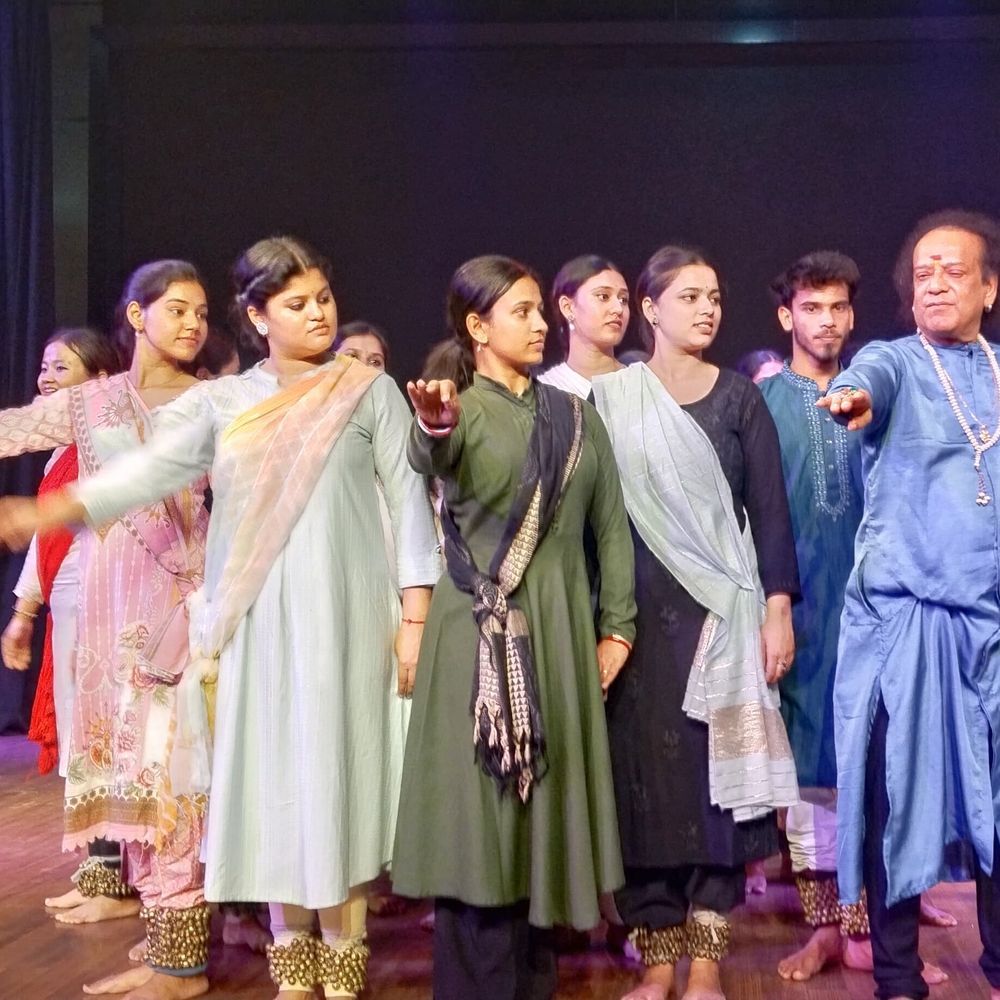 लखनऊ में बिरजू महाराज स्मृति कथक मास्टर क्लास:पं असीम बंधु भट्टाचार्य ने 'बसंत भाव' का प्रशिक्षण दिया