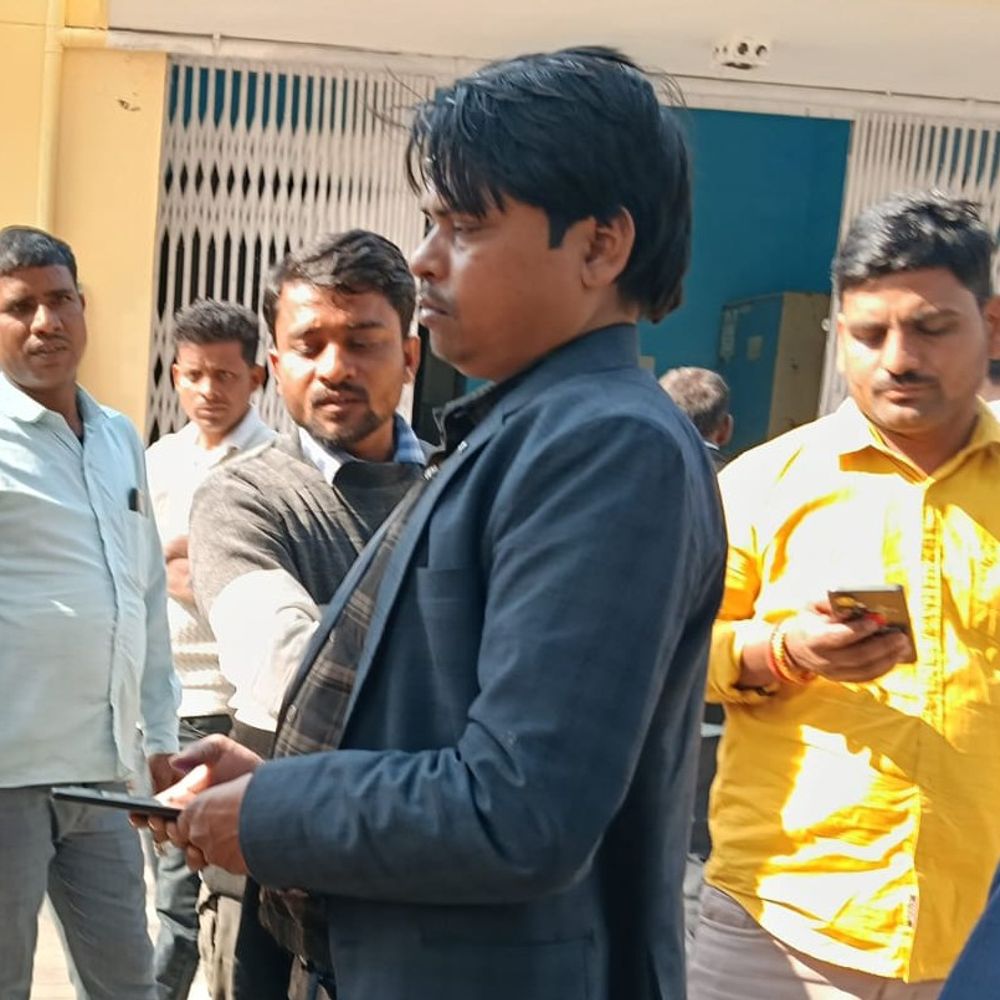 श्रावस्ती में एसआईआर फॉर्म जमा करने में परेशानी:ग्रामीणों ने कर्मचारी पर लापरवाही करने का आरोप लगाया