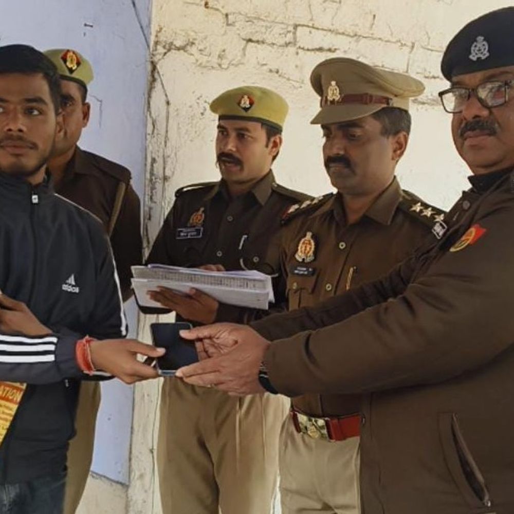 पहली सैलरी से खरीदा मोबाइल उसी दिन चोरी:प्लेटफार्म से 12 हजार का मोबाइल गंवाने वाले जोमैटो बॉय की लौटी मुस्कान, जीआरपी ने लौटाए 56 एंड्रॉयड फोन