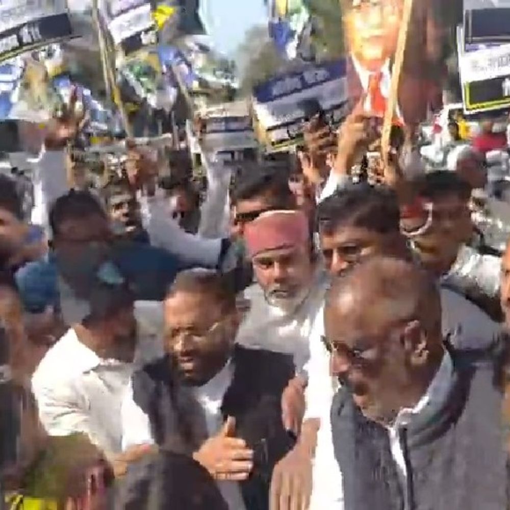 UCG कानून के समर्थन में दारुल शफा के सामने प्रदर्शन:पूर्व मंत्री स्वामी प्रसाद मौर्य राष्ट्रपति को संबोधित ज्ञापन सौंपा, राज्यपाल को भेजा प्रतिलिपि