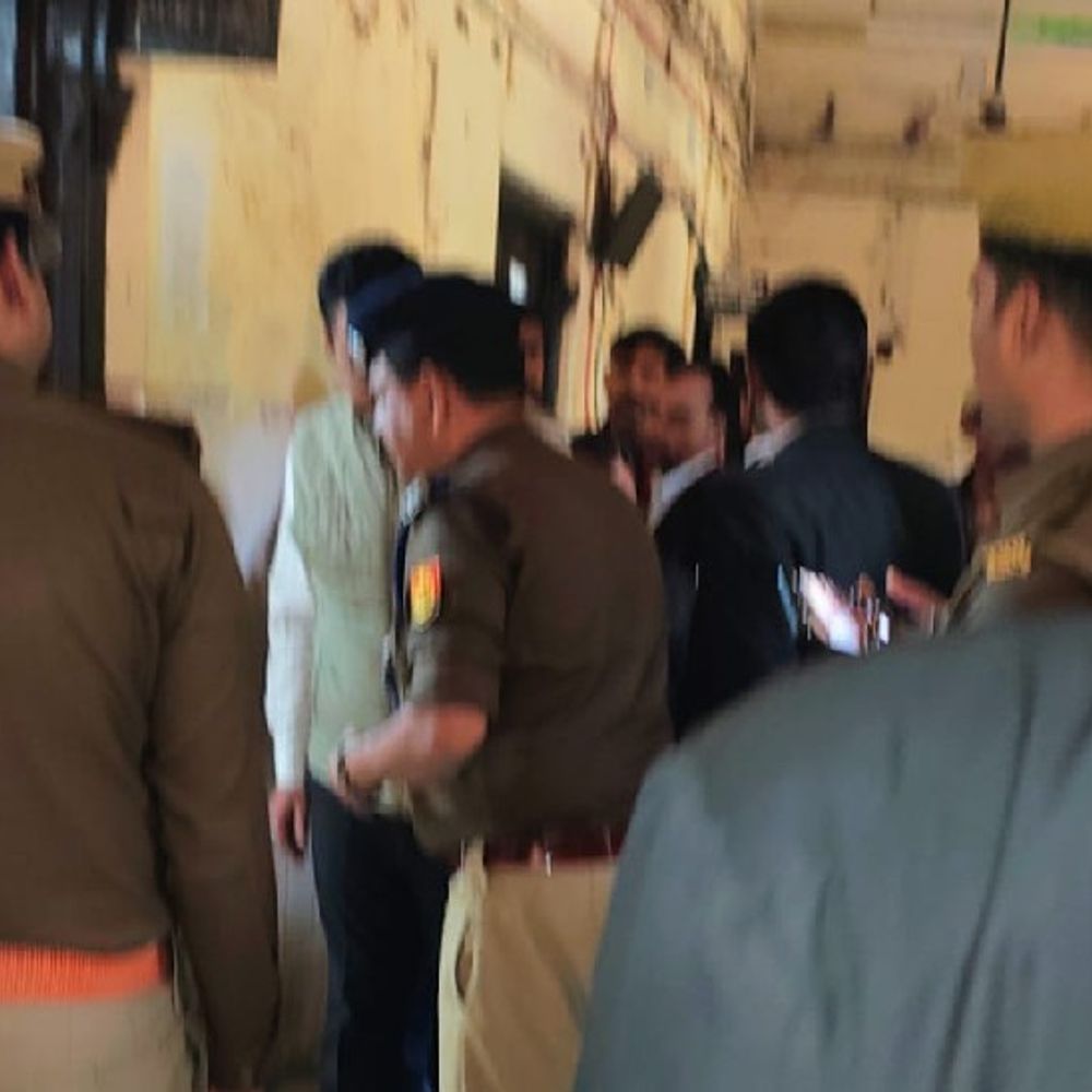 लखनऊ कोर्ट परिसर में बम की सूचना से हड़कंप:घंटों से चल रहा सर्च ऑपरेशन; डीसीपी समेत BDS की टीम भी मौजूद