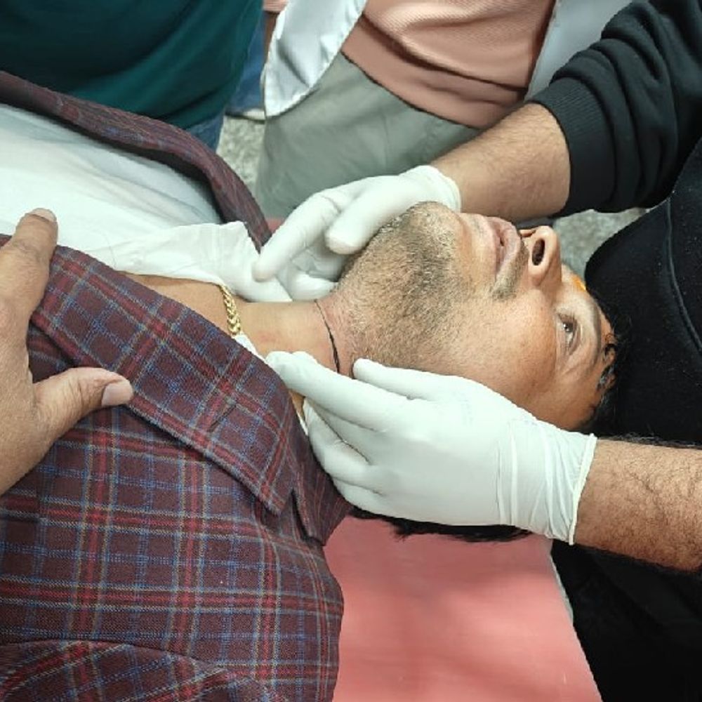 लखनऊ में चाइनीज मांझे से युवक का गला कटा:बाइक से गिरकर तड़पता रहा, 7 टांके लगे; हालत गंभीर