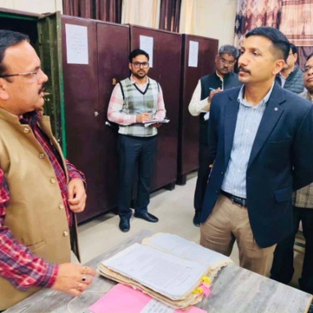 नायब तहसीलदार-पेशकार पर कार्रवाई के आदेश:लखनऊ DM ने सदर तहसील का निरीक्षण किया, बोले- लापरवाही बर्दाश्त नहीं करेंगे