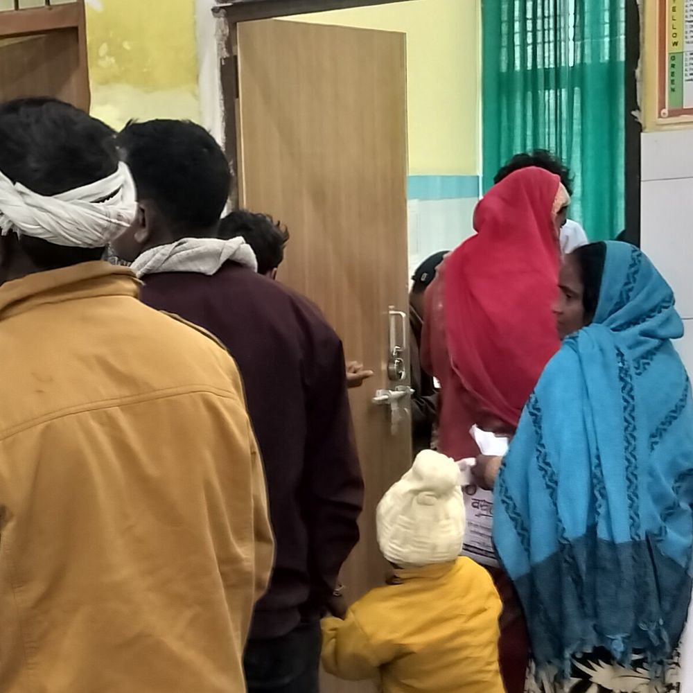 अयोध्या में सर्दी बुखार के मरीज बढ़े:सीएचसी और पीएचसी की ओपीडी में आने मरीजों का आंकड़ा बढ़कर 400 पहुंचा