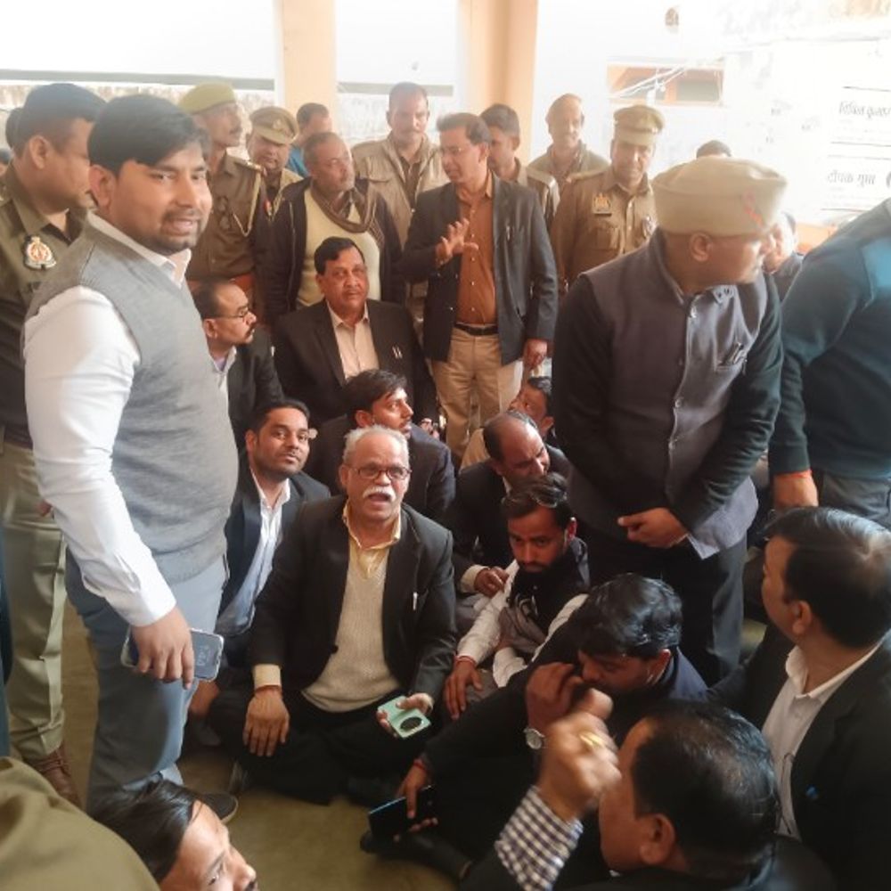 शाहजहांपुर में अधिवक्ताओं ने तहसीलदार को बनाया बंधक:कार्य न करने का आरोप, एसडीएम कार्यालय के बाहर धरना