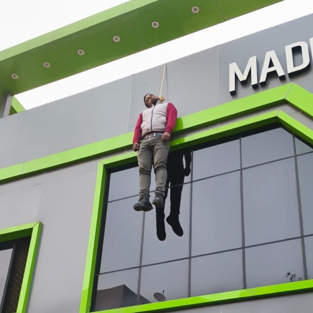 ऑफिस दीवार पर फंदे से लटका मिला कर्मचारी का शव:पीलीभीत में परिजनों ने प्रॉपर्टी डीलर पर लगाया हत्या का आरोप, CCTV थे बंद