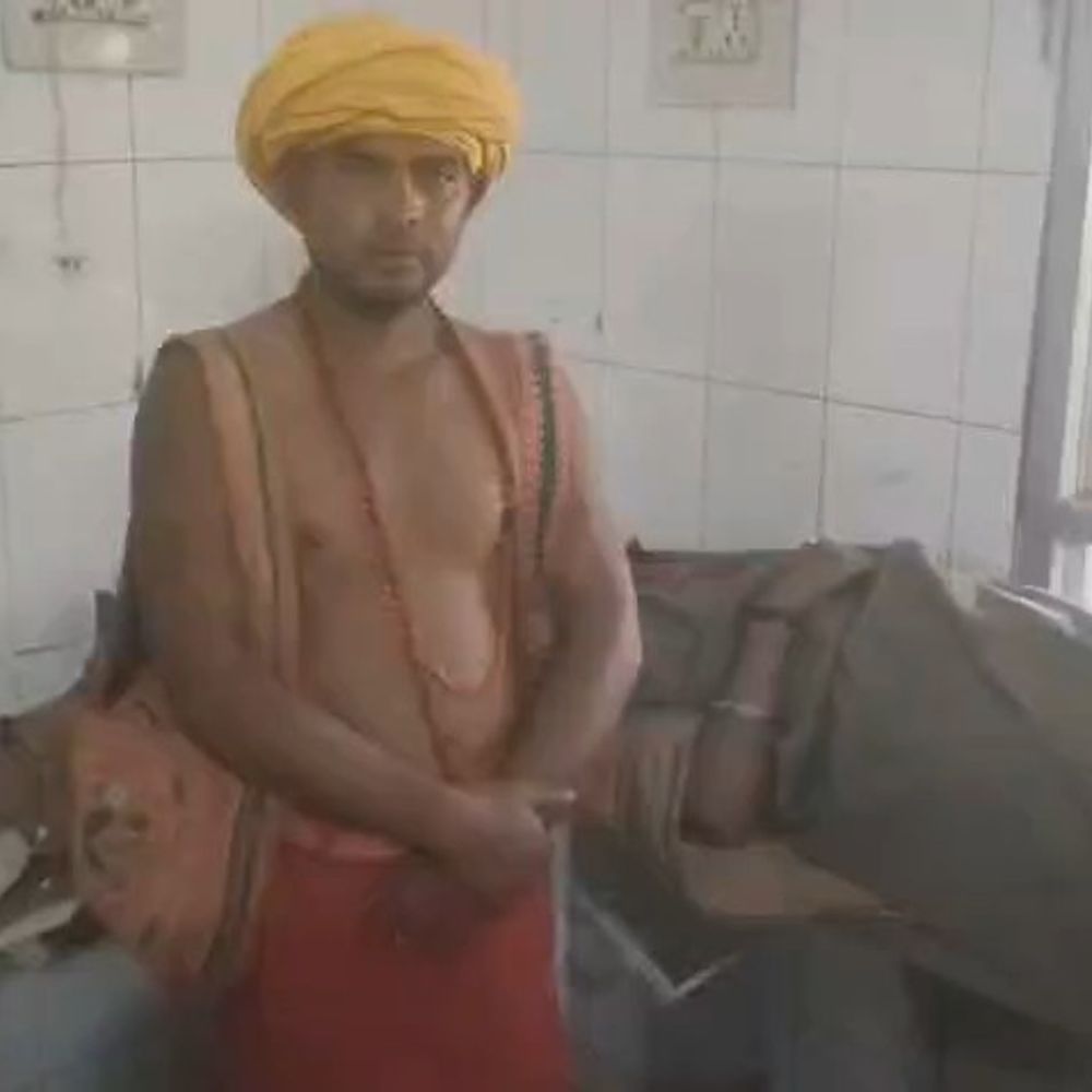 वैन ने बाइक सवार दो साधुओं को टक्कर मारी टक्कर:सीतापुर में हादसा, एक की हालत गंभीर, जिला अस्पताल रेफर