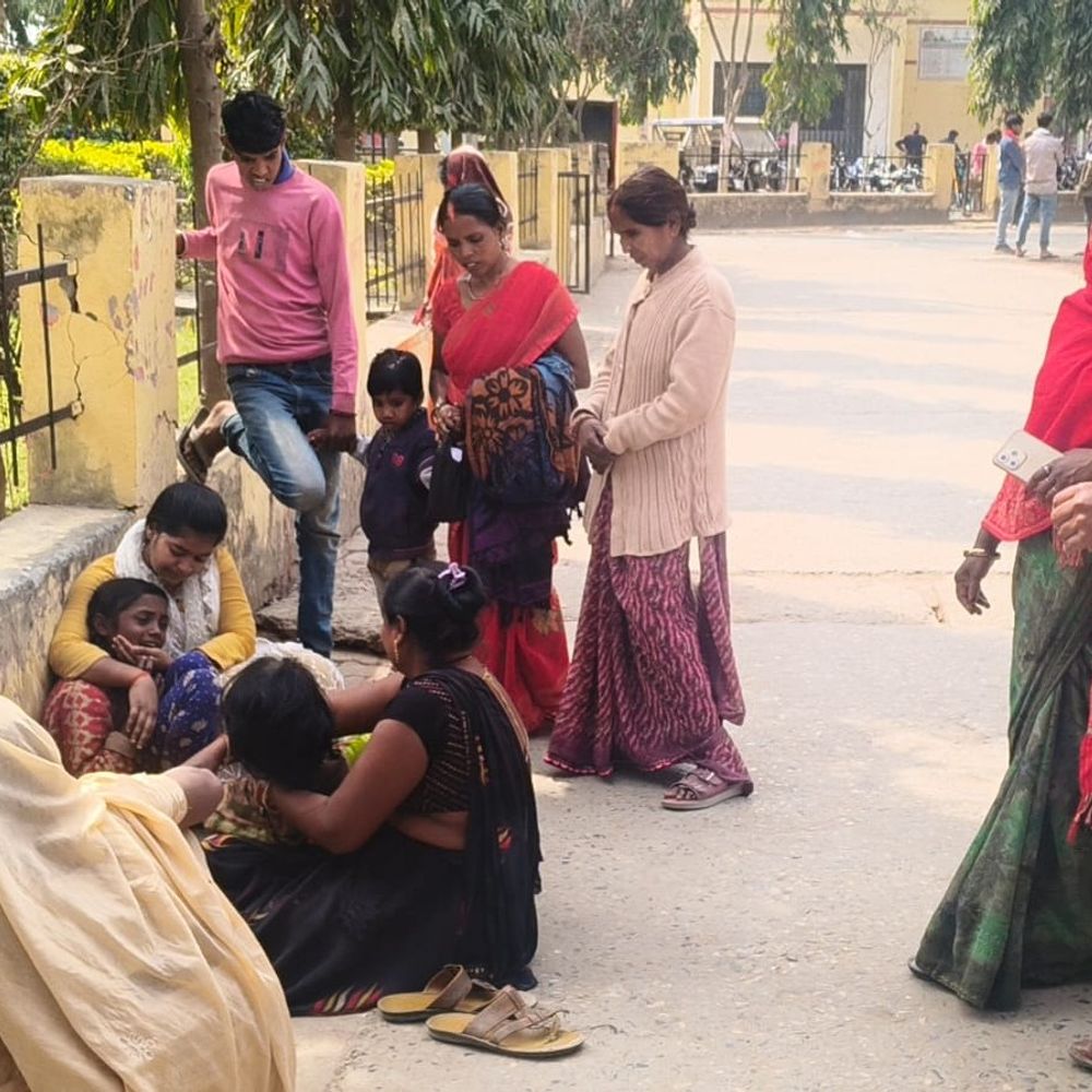 अंबेडकरनगर में बोलेरो ने बच्चे को कुचला:घर के बाहर खेल रहे 3 साल के मासूम की मौत, 4 बहनों का अकेला भाई था