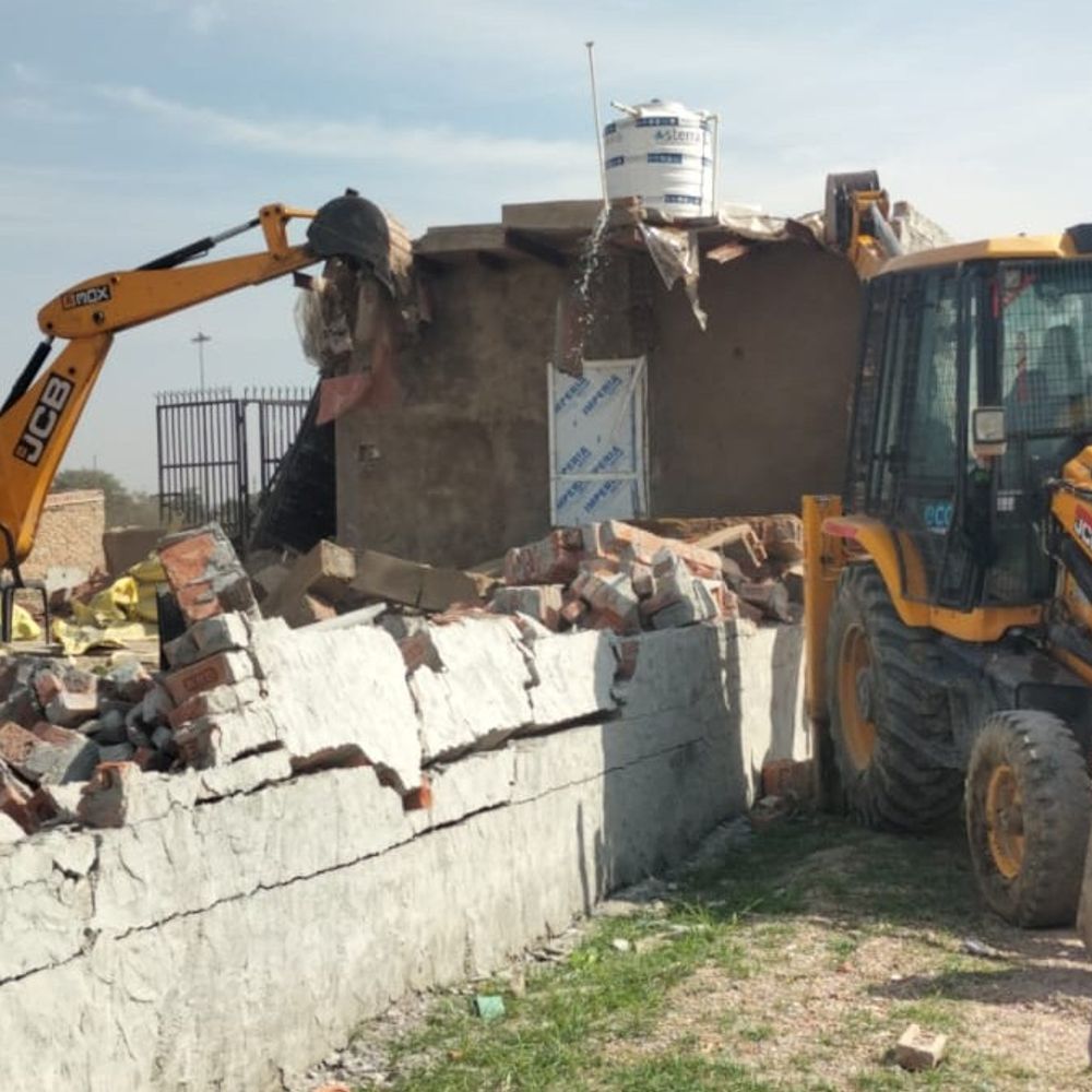 ग्रेटर नोएडा प्राधिकरण ने डूब क्षेत्र में चलाया बुलडोजर:30000 वर्ग मीटर जमीन से अवैध निर्माण ध्वस्त, कब्जा मुक्त