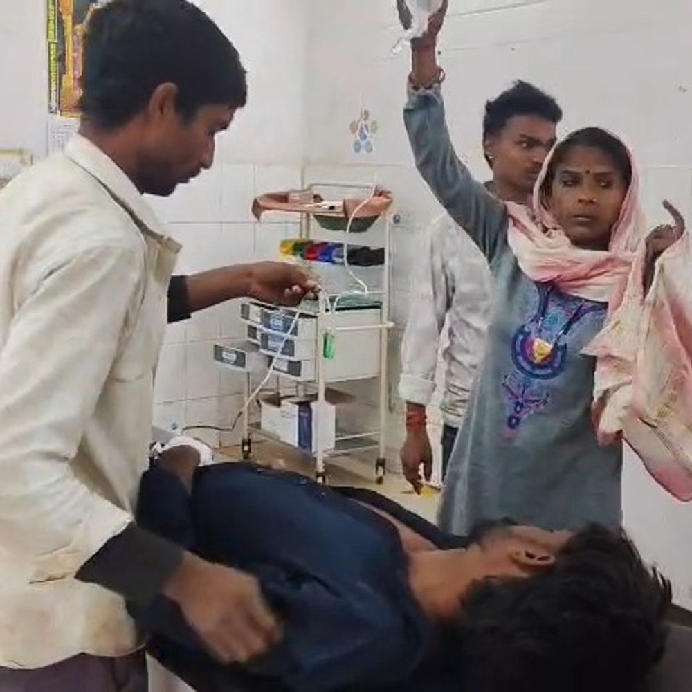 मारपीट और मोबाइल छीनने के बाद युवक ने जहर खाया:पुलिस पर सुनवाई न करने का आरोप, हालत गंभीर, जिला अस्पताल में भर्ती