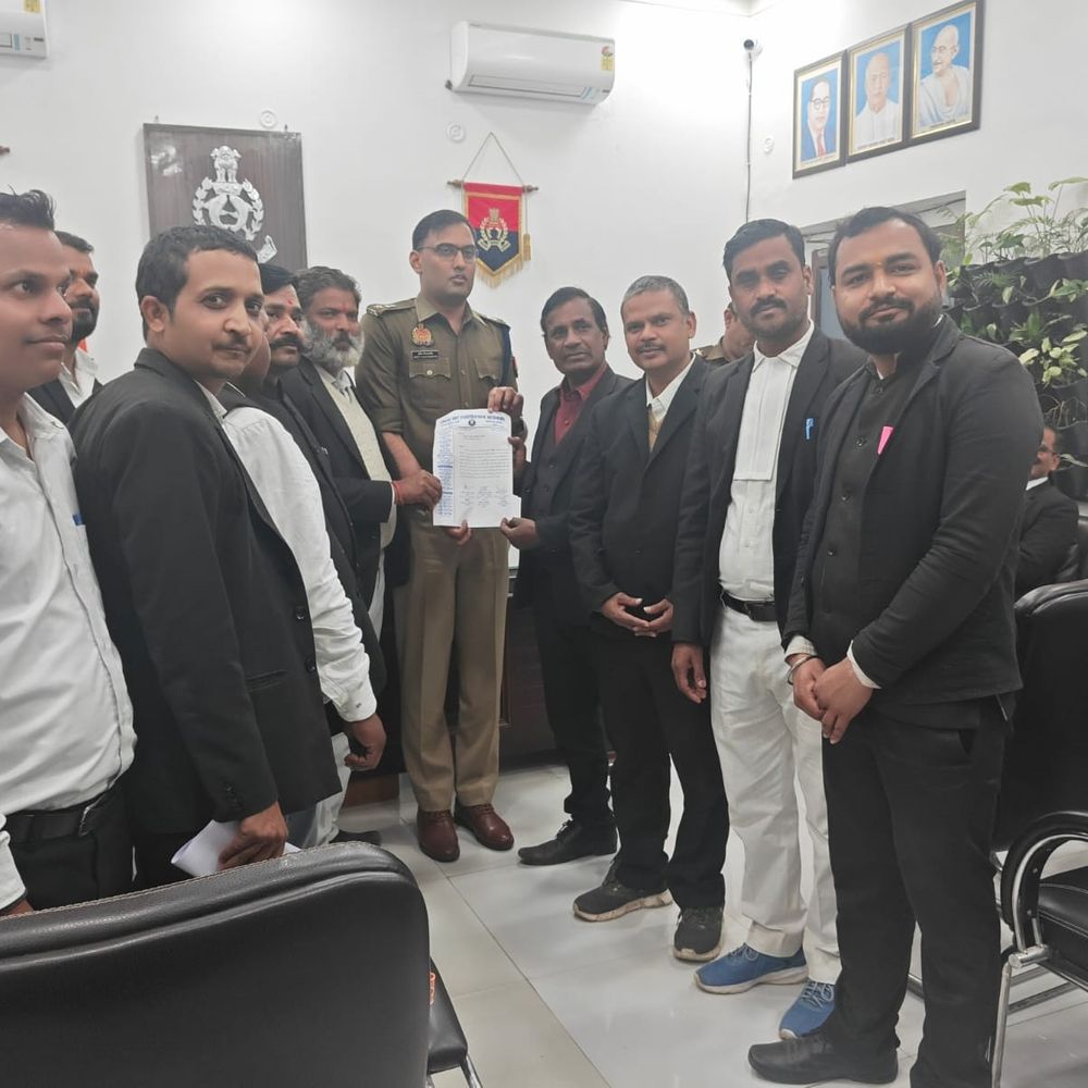 अधिवक्ता की गोली मारकर हत्या पर वकीलों का प्रदर्शन:बाराबंकी में अधिवक्ताओं ने 48 घंटे का अल्टीमेटम दिया, कहा- आरोपियों की गिरफ्तारी हो