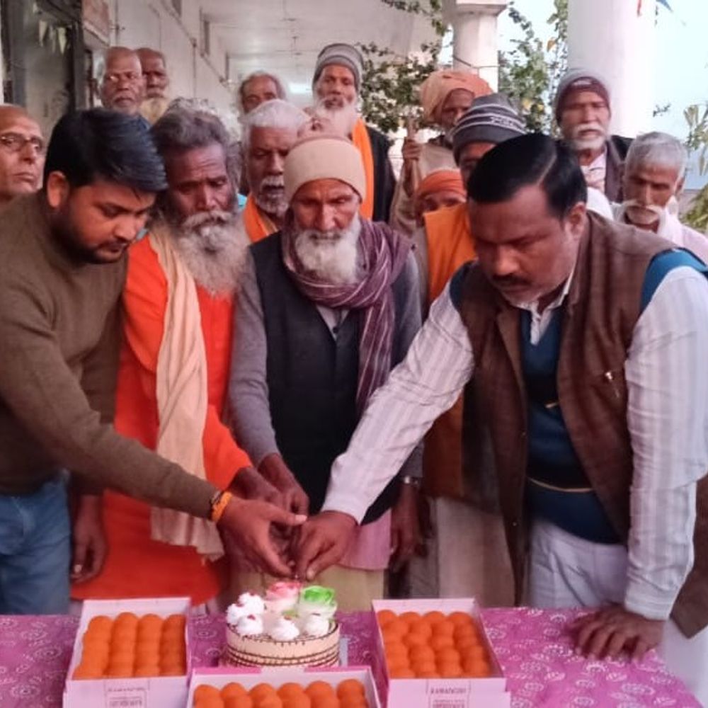 बुंदेली सेना ने वृद्धाश्रम में मनाया जलशक्ति मंत्री का जन्मदिन:चित्रकूट में बुजुर्गों ने स्वतंत्रदेव सिंह को दिया आशीर्वाद