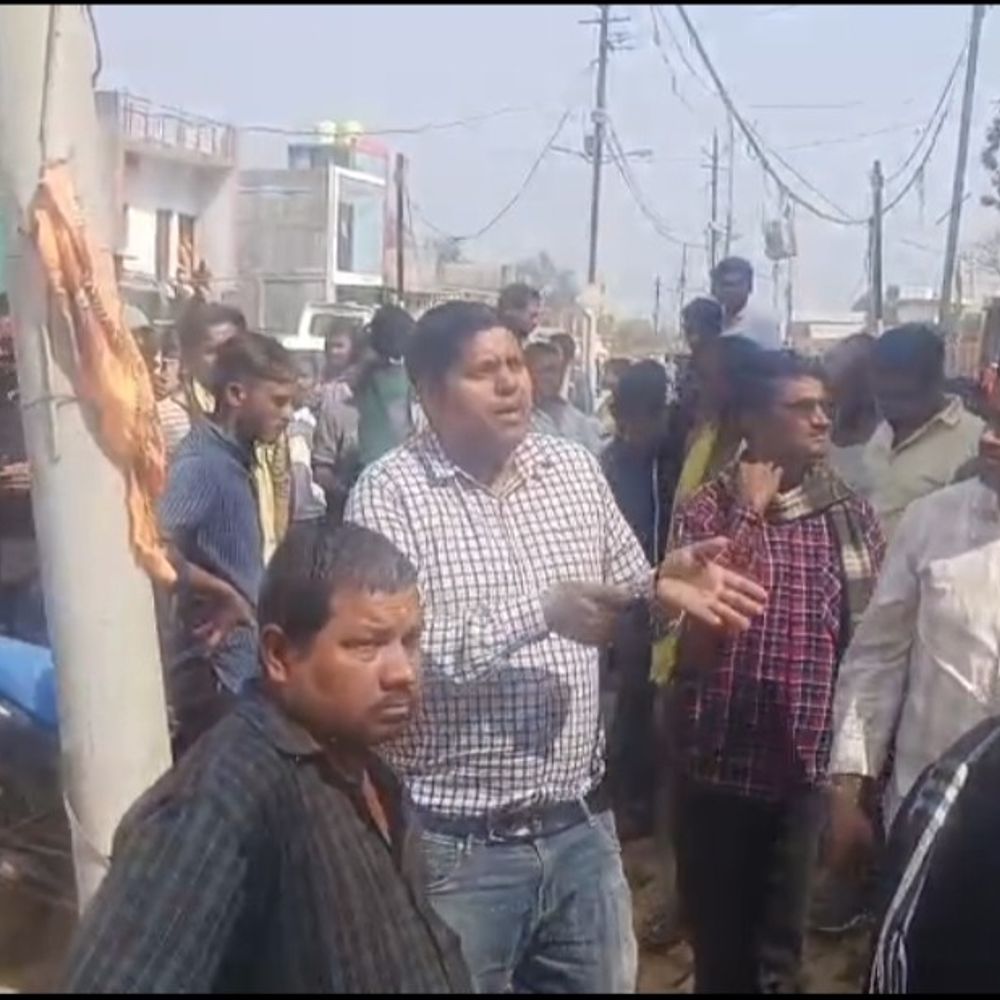 चित्रकूट में सड़क चौड़ीकरण का विरोध:लोग बोले- प्राचीन गौरीहार मंदिर को बचाया तो टूटेंगे 40 मकान, दुकानें और धर्मशाला