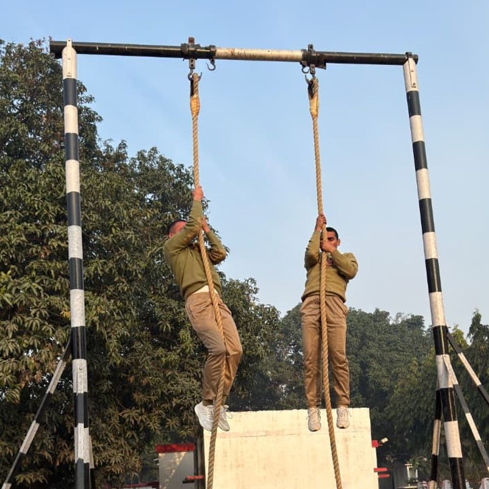 पीलीभीत पुलिस लाइन में परेड और निरीक्षण:SP ने संसाधनों की जांच के साथ व्यवस्थाओं को परखा