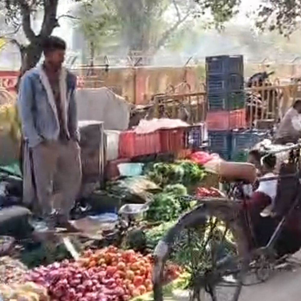 अयोध्या-रायबरेली हाईवे पर फुटपाथों पर कब्जा:दुकानदारों के अतिक्रमण से राहगीर परेशान, एक्सीडेंट का खतरा बढ़ा
