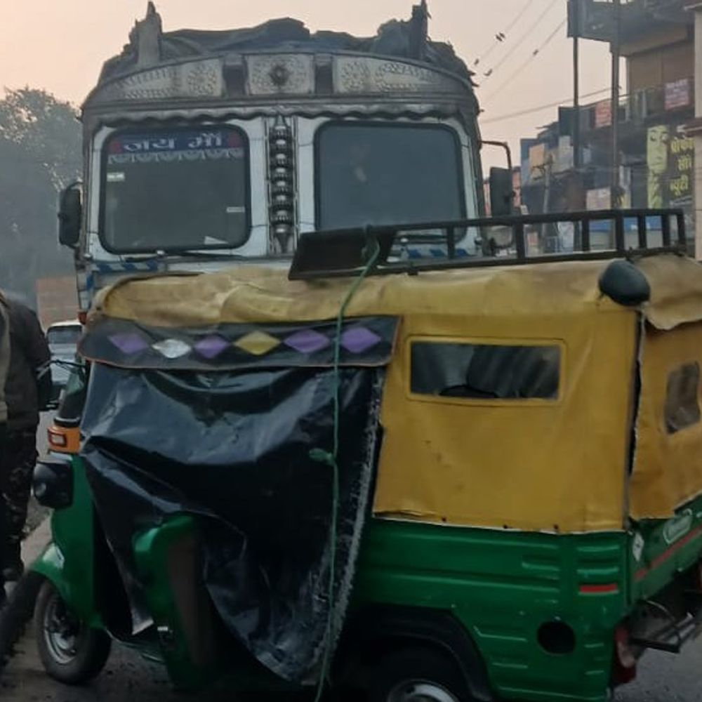 गिरिडीह में ट्रक और ऑटो की टक्कर, एक की मौत:  हादसे में ऑटो सवार एक घायल, दोनों गाड़ियों के चालक फरार – Giridih News