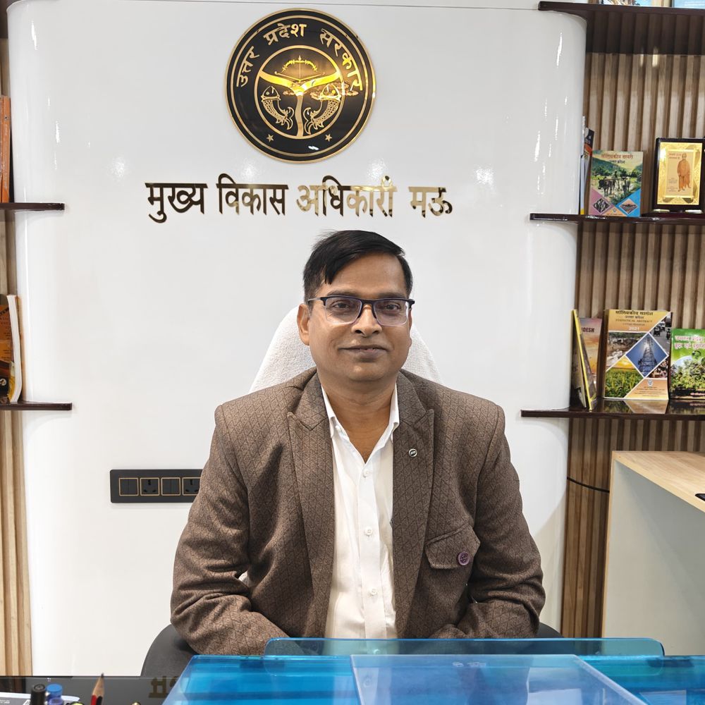 मऊ में नए सीडीओ ने संभाला कार्यभार:शासन की योजनाओं का समयबद्ध क्रियान्वयन और आमजन को लाभ पहुंचाना प्राथमिकता