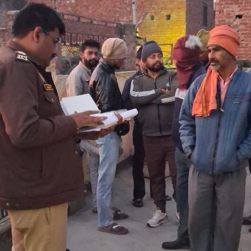 बुलंदशहर में फंदे से लटकी मिली नमकीन कारोबारी की पत्नी:गुलावठी में गृहक्लेश के कारण आत्महत्या की आशंका, शादी के 10 साल बाद उठाया कदम, पुलिस जांच जारी