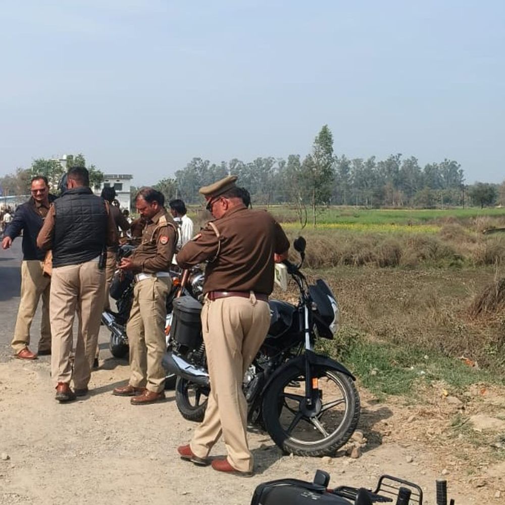 गड्ढे से लड़खड़ाकर बाइक गिरी, ट्रक ने कुचला:बस्ती में सड़क हादसे में युवक की मौत, गाड़ी छोड़कर आरोपी चालक फरार