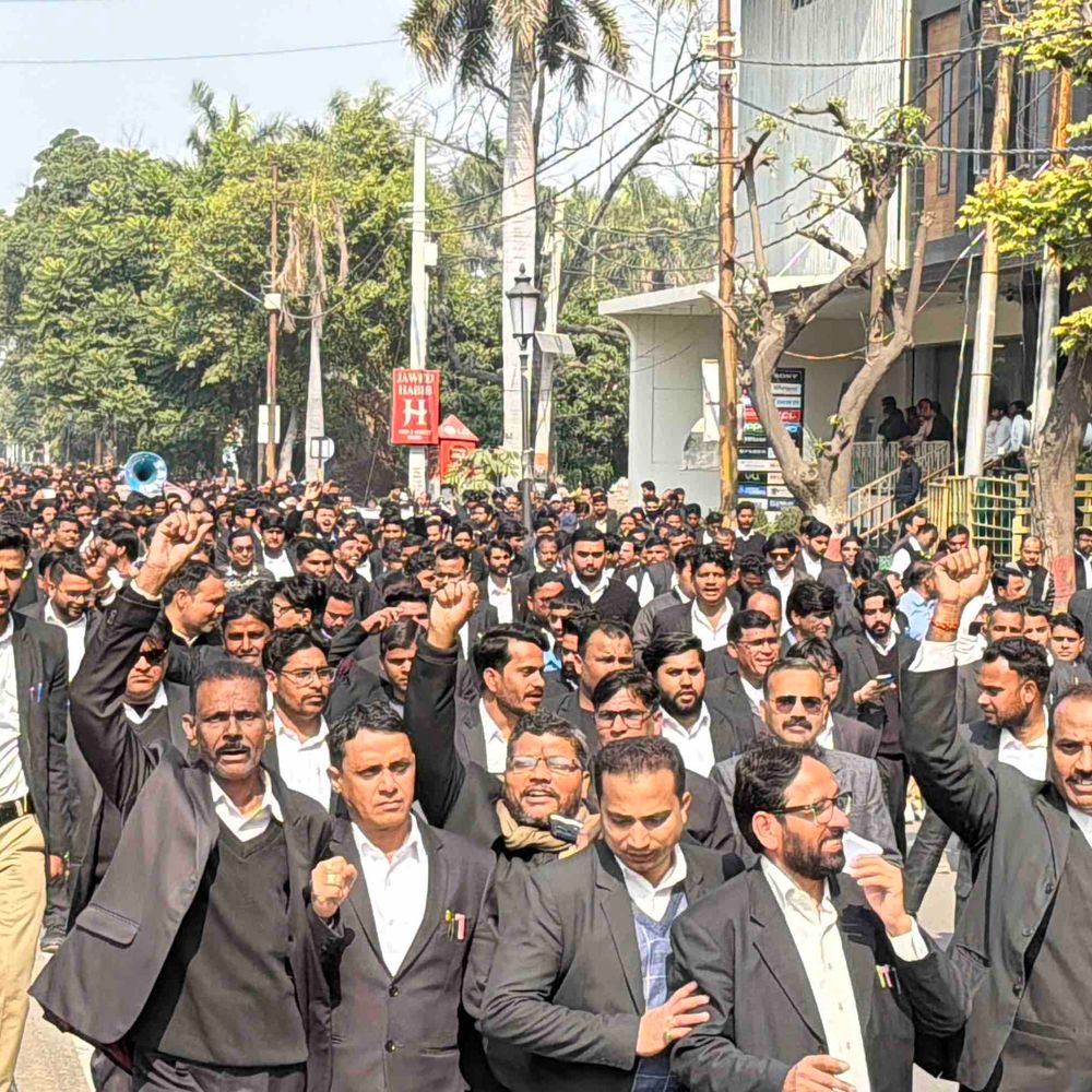 रामपुर में साथी की हत्या के बाद अधिवक्ताओं का मार्च:कलेक्ट्रेट से अंबेडकर पार्क तक निकाला जुलूस; इंस्पेक्टर को हटाने और 5 करोड़ मुआवजे की मांग