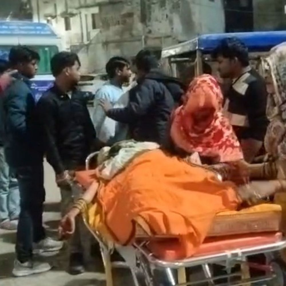 पति से झगड़े के बाद महिला छत से कूदी:एटा में मायके पक्ष ने लगाया फेंकने का आरोप, गंभीर घायल