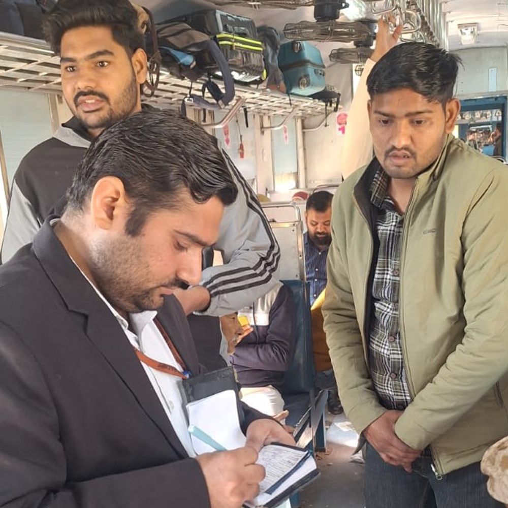 दिल्ली-सहारनपुर रूट पर 97 यात्री बिना टिकट पकड़े गए:रेलवे ने चेकिंग अभियान चलाकर की कार्रवाई, 30 हजार से अधिक का जुर्माना