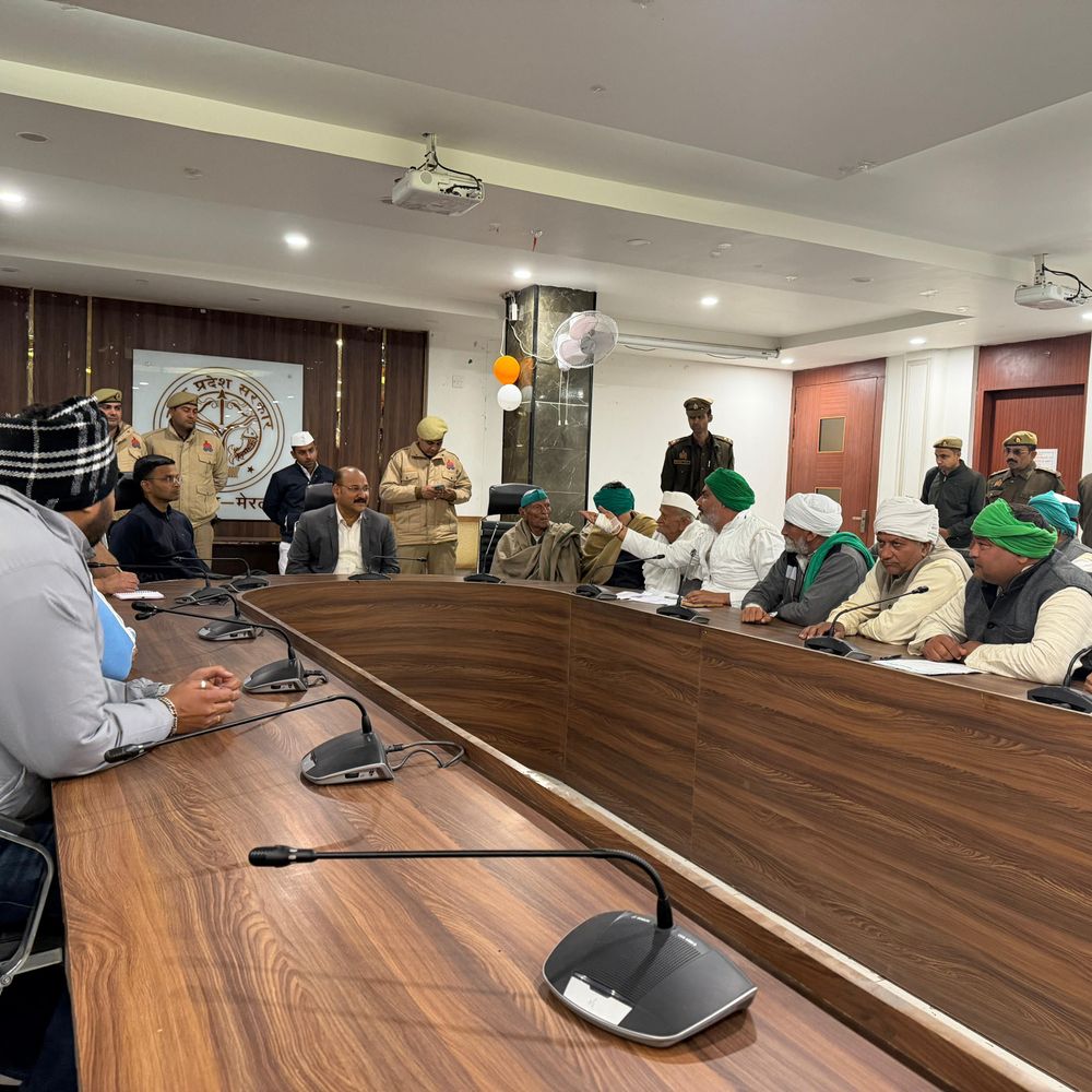 डीएम-एसएसपी ने किसानों से की मुलाकात:तीन दिन में समस्या के समाधान का मिला आश्वासन