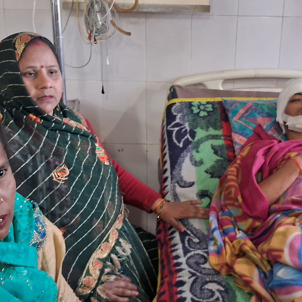 DJ विवाद के बाद हमला, कार से 50 मीटर घसीटा:हरदोई में एसपी बंगले के पास बाइक सवारों को कार से रौंदा, एक गंभीर