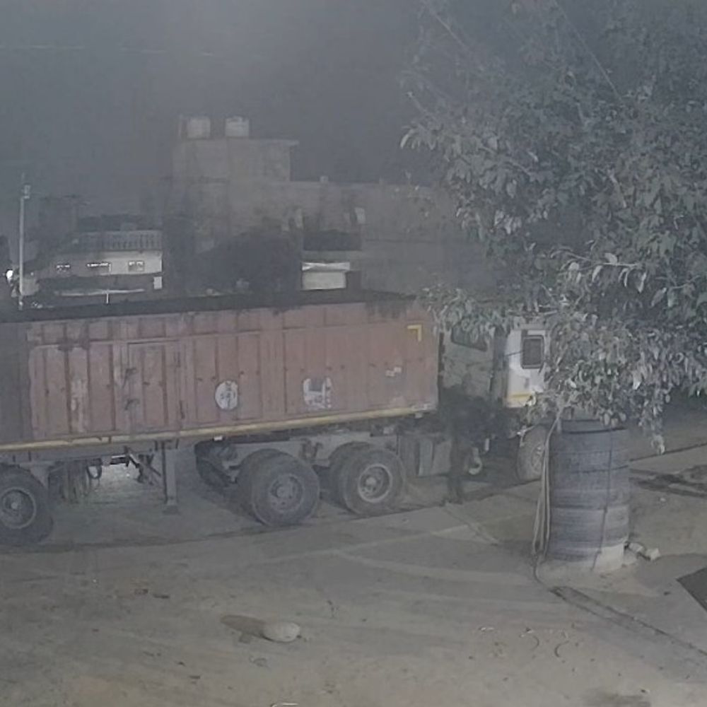 खड़े ट्रक से 150 लीटर डीजल चोरी किया, VIDEO:श्रावस्ती में टंकी कर दी खाली, ड्रमों में ईंधन भरकर भागे चोर