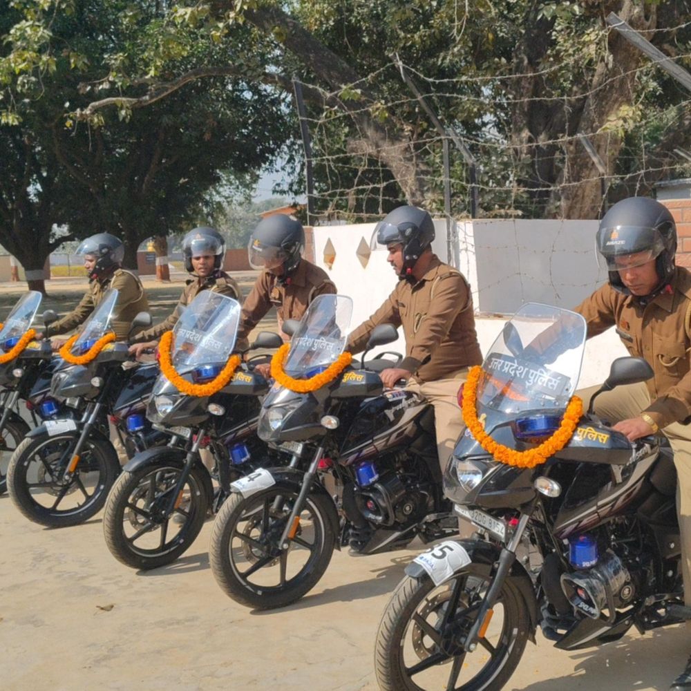 गाजीपुर पुलिस को मिलीं 5 नई UP-112 बाइक:एसपी ने हरी झंडी दिखाकर विभिन्न थानों के लिए रवाना किया