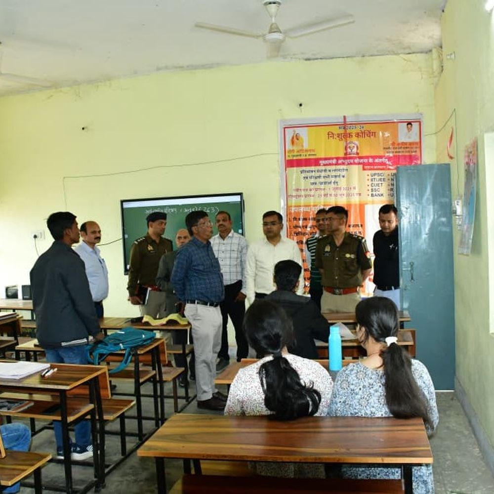 DM ने अभ्युदय योजना कोचिंग सेंटर का निरीक्षण किया:कहा- जिला स्तरीय अधिकारी भी लेंगे छात्रों की क्लास
