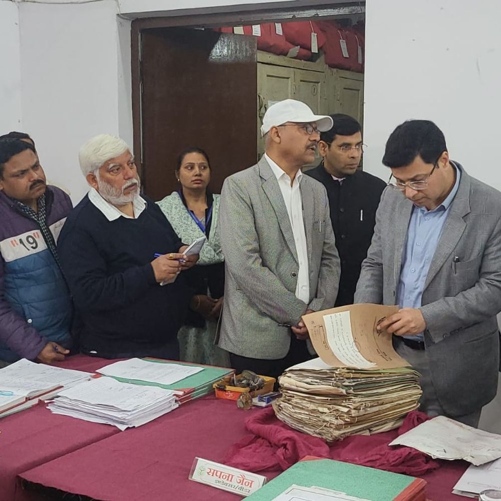 मंडलायुक्त डॉ. रुपेश कुमार ने मुजफ्फरनगर में किया औचक निरीक्षण:कई कार्यालयों का जायजा लिया, शिकायतों पर फोन से लिया फीडबैक