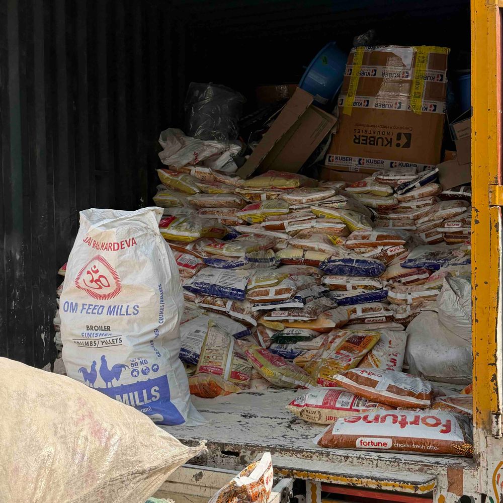 डीएम आवास के पीछे एक्सपायरी खाद्य पदार्थों की बिक्री:7 रुपए किलो आटा, 6.50 रुपये में कोल्ड ड्रिंक बरामद