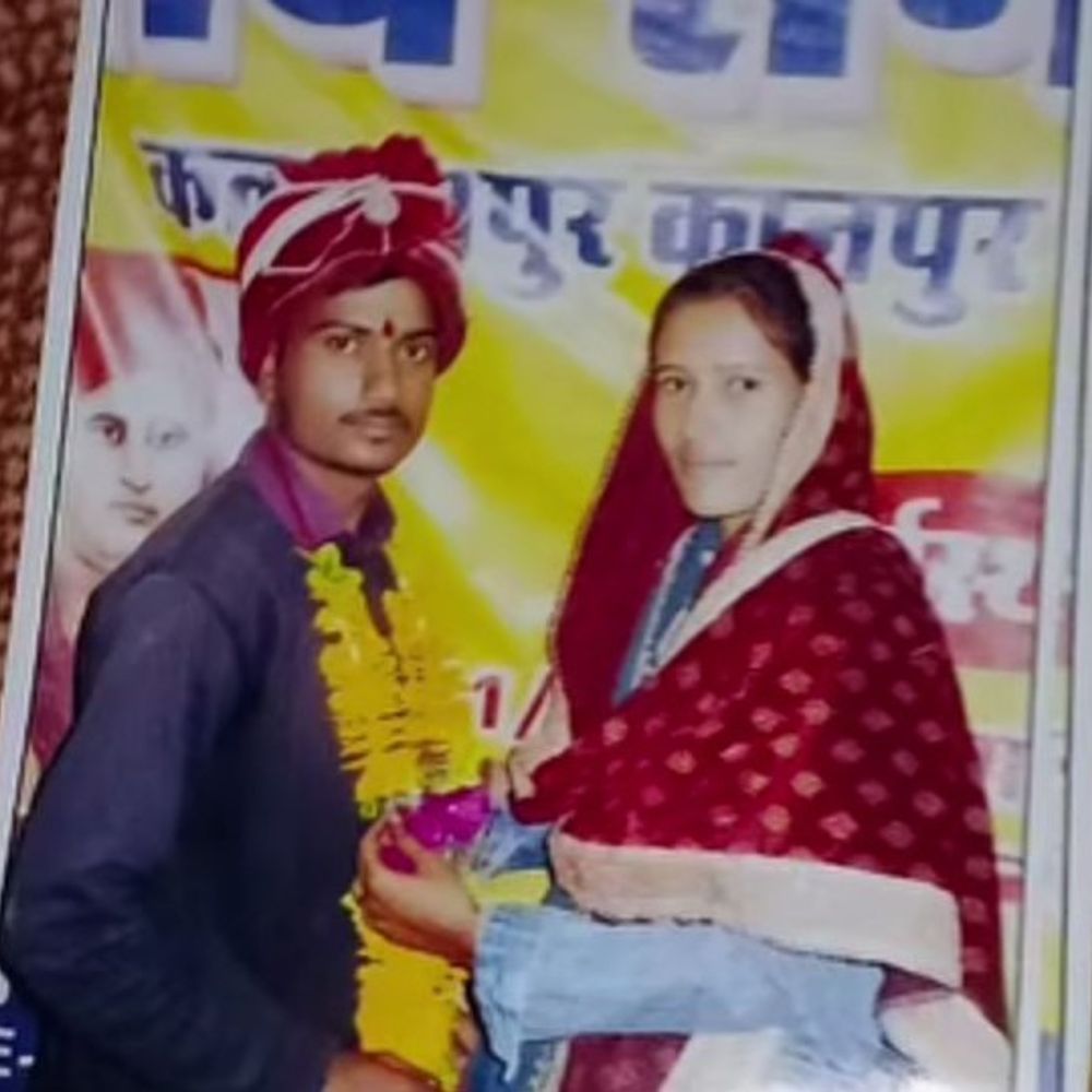 केंचुली वाली लड़की अचानक पहुंची थाने:बोली- घरवालों ने मेरे नागिन बनने का ड्रामा किया, मैं तो अपने प्रेमी के साथ गई थी