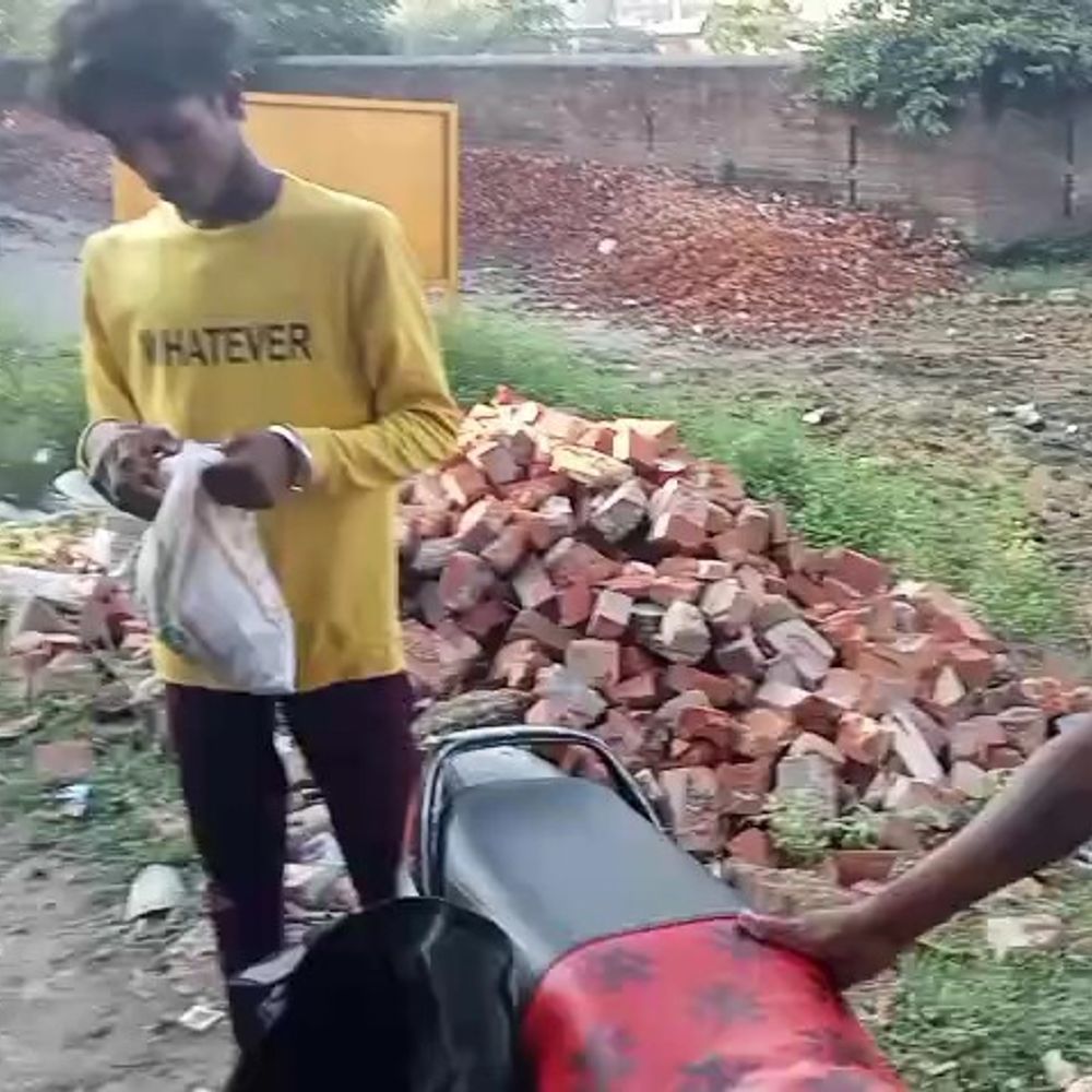 उन्नाव में खुलेआम गांजा बेचने का वीडियो वायरल:पैकेट में भरकर सप्लाई कर रहे युवा, गंगाघाट पुलिस ने मामले की जांच शुरू की