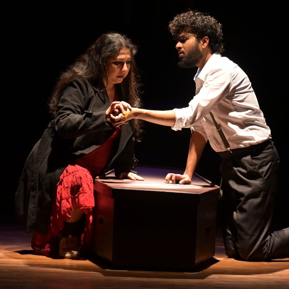 भारत रंग महोत्सव में विंसेंट-एर मृत्यु नाटक का मंचन:कोलकाता से आए कलाकारों ने प्रयागराज में किया परफॉर्म, वान गॉग की पेंटिंग्स दिखाई