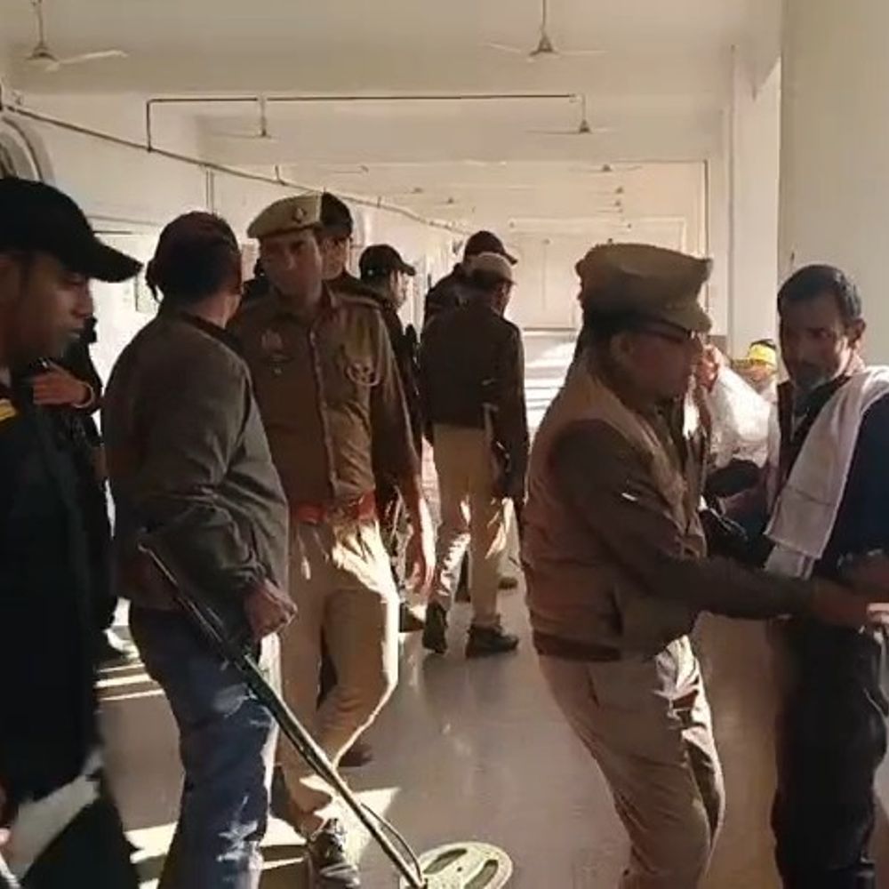 यूपी के जिलों में कोर्ट को बम से उड़ाने की:ईमेल से मिली धमकी के बाद अलर्ट, अमरोहा में पुलिस ने की चेकिंग