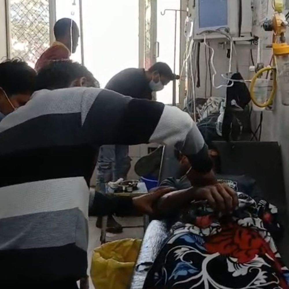 कासगंज में बाइक फिसलने से 4 छात्र घायल:इंटरमीडिएट के छात्र प्रवेश पत्र लेने कॉलेज जा रहे थे