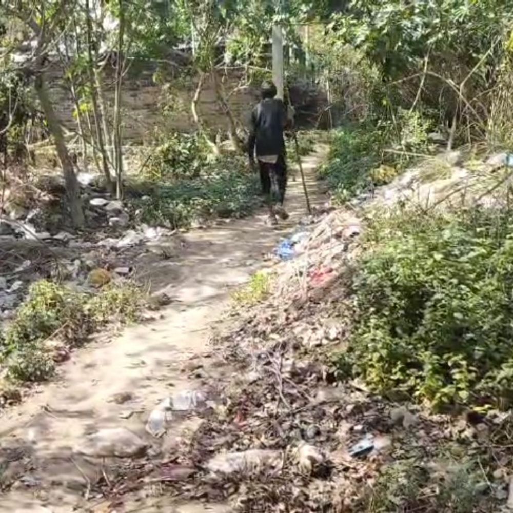 फतेहपुर में सड़क निर्माण में धांधली का आरोप:सालों से जर्जर मुख्य मार्ग, एंबुलेंस भी नहीं पहुंच पाती