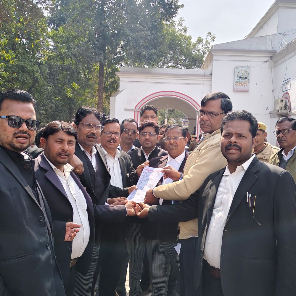 रायबरेली में अधिवक्ता हत्या पर दूसरे दिन भी प्रदर्शन:50 लाख मुआवजे, सरकारी नौकरी और सुरक्षा कानून की मांग