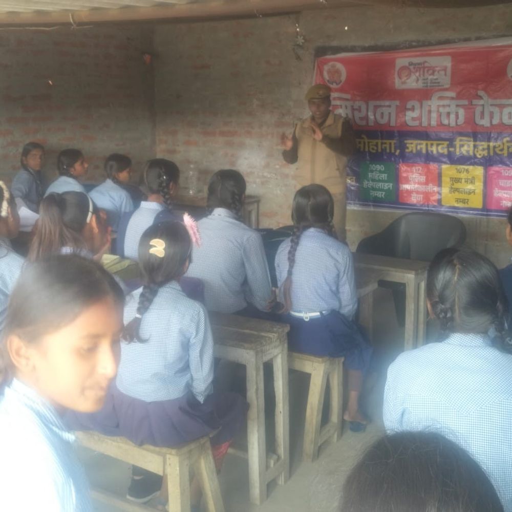छात्राओं को महिला सुरक्षा और साइबर अपराध से अवगत कराया:सिद्धार्थनगर पुलिस ने दी हेल्पलाइन जानकारी, मोहाना पुलिस का स्कूल में विशेष अभियान