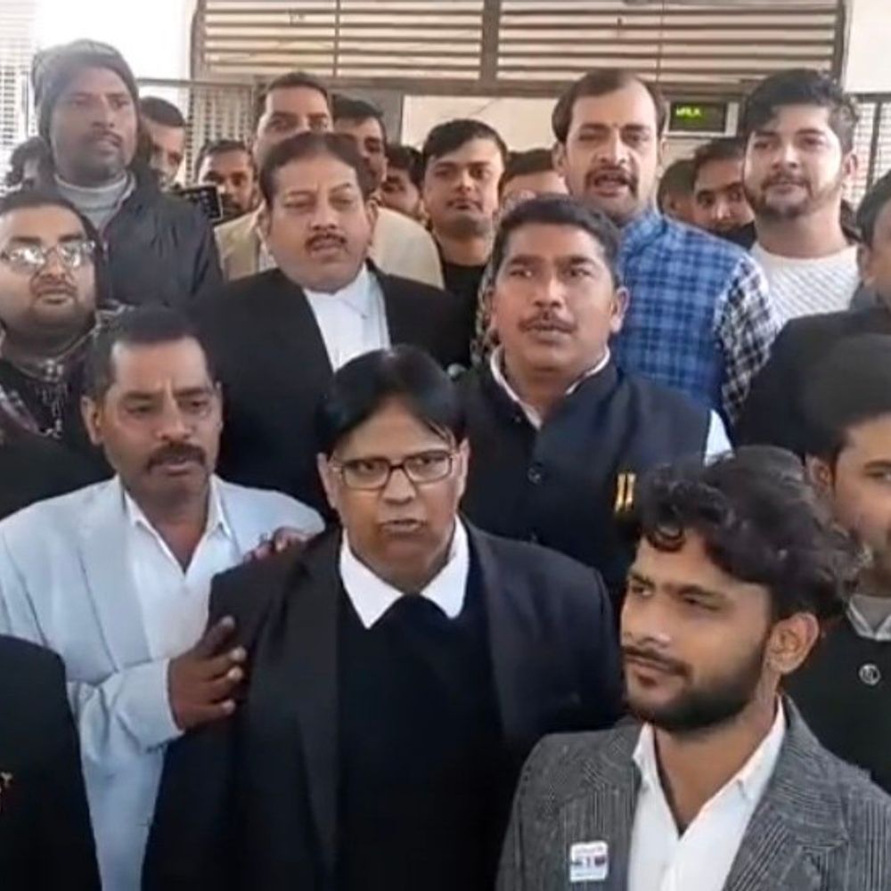 संभल के 25 अधिवक्ताओं को नोटिस जारी:पूर्व सीजीएम के तबादले पर प्रदर्शन पर एक्शन, 20 पुलिसवालों पर FIR के दिए थे आदेश