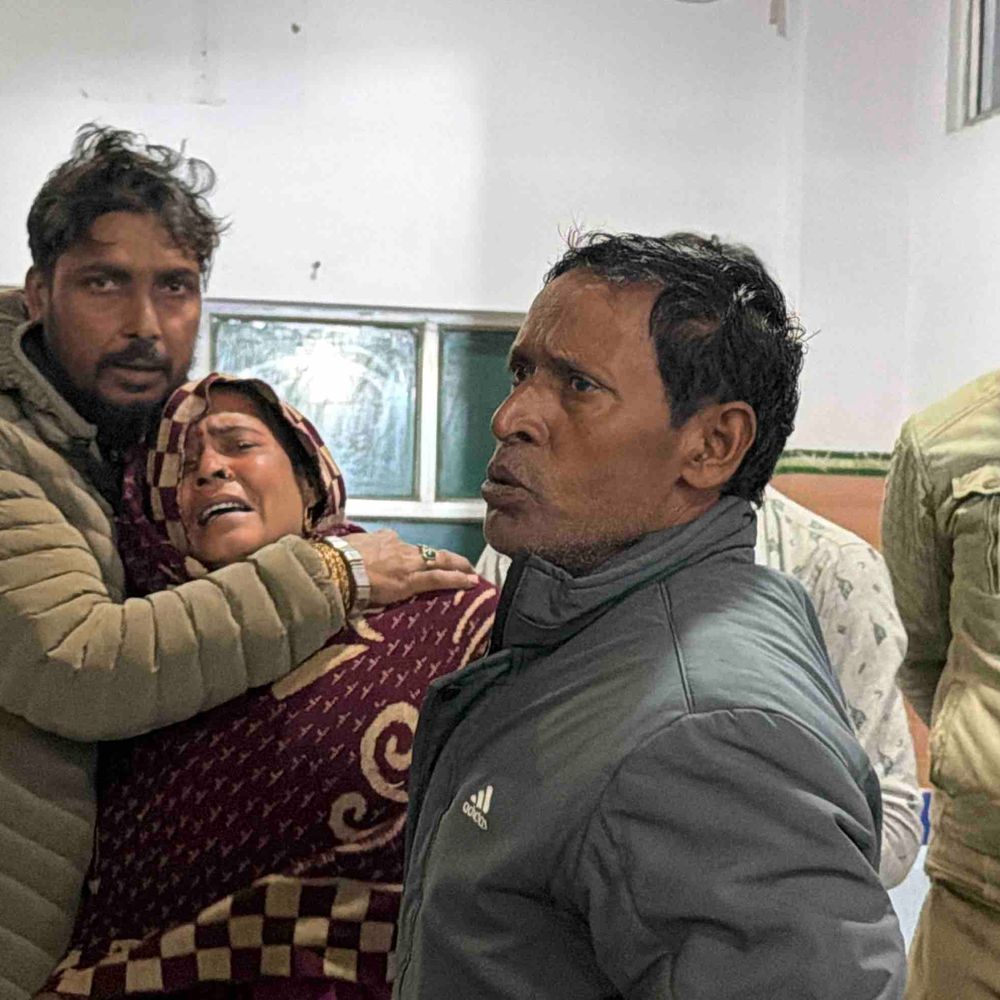 रामपुर में ट्रैक्टर ट्रॉली ने बाइक सवार को रौंदा:2 भाइयों की मौत, गाड़ी छोड़कर चालक फरार; जांच जारी