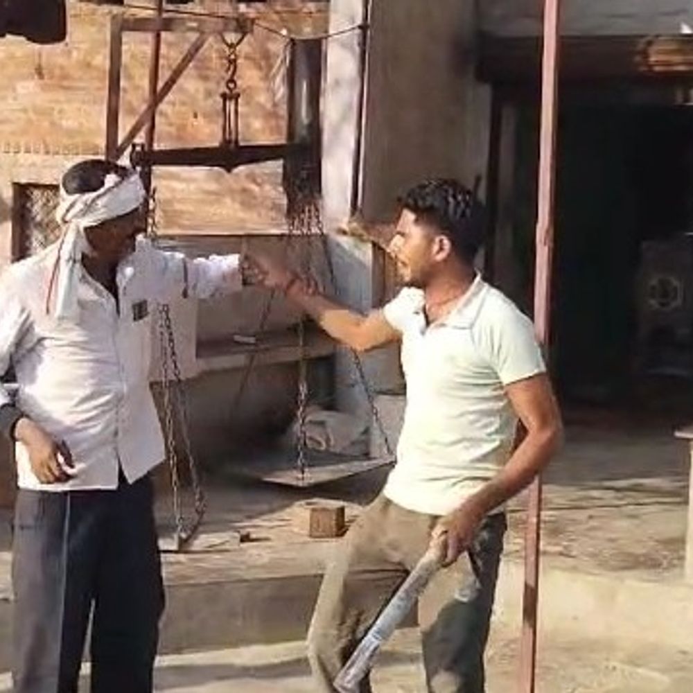 अवैध कटिया हटाने पहुंची बिजली कर्मियों से मारपीट:महोबा में कर्मचारियों ने भागकर बचाई जान, जांच जारी